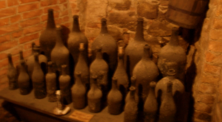 Flaschen im Weinmuseum